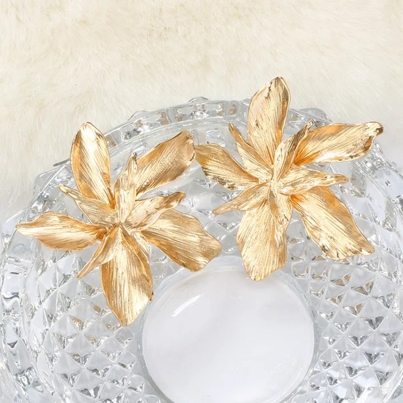 GIOVANNA CHANTAL Exaggeration Flower Drop Earrings - Picture 3 of 10